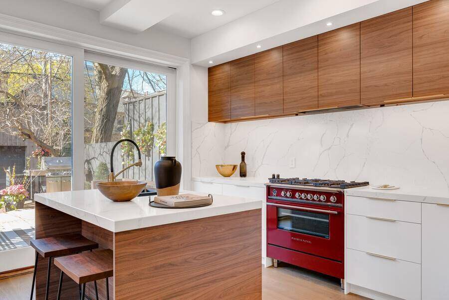 ilustrasi dapur dengan interior bertema kayu (unsplash.com/André François McKenzie)