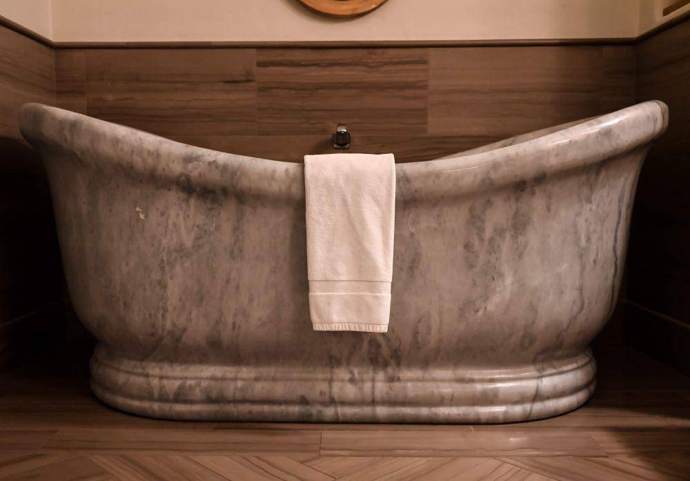 inspirasi desain bathtub di kamar mandi (unsplash.com/Andrea Lambrecht)