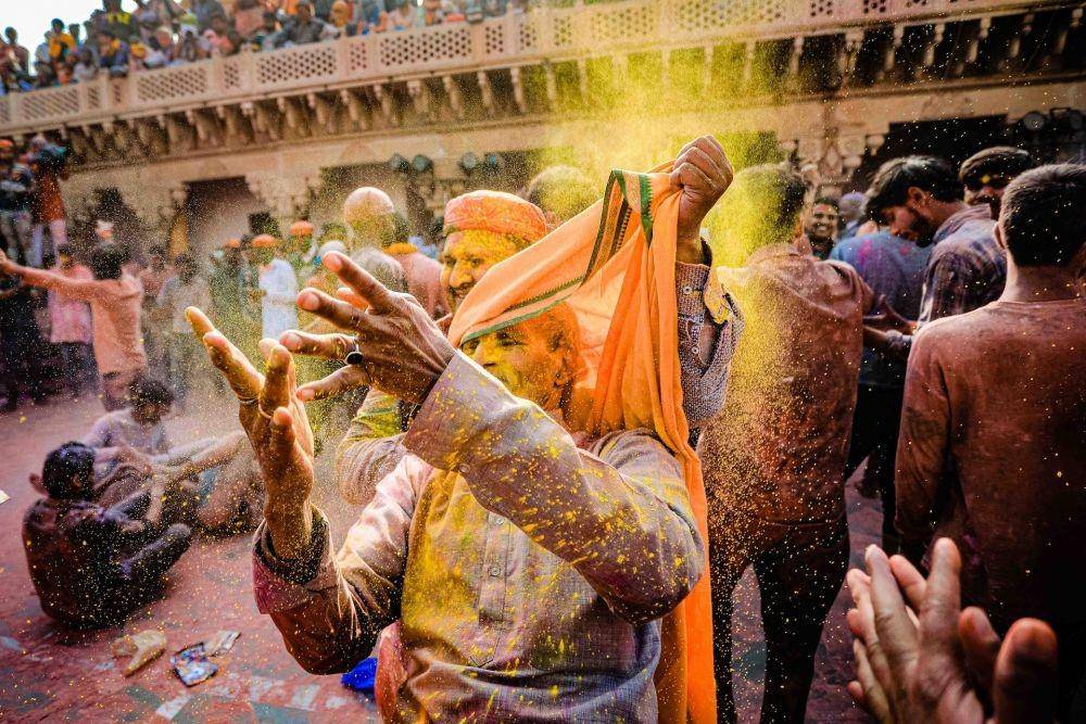 Potret perayaan Festival Holi di Vrindavan (unsplash.com/bhupesh_pal)