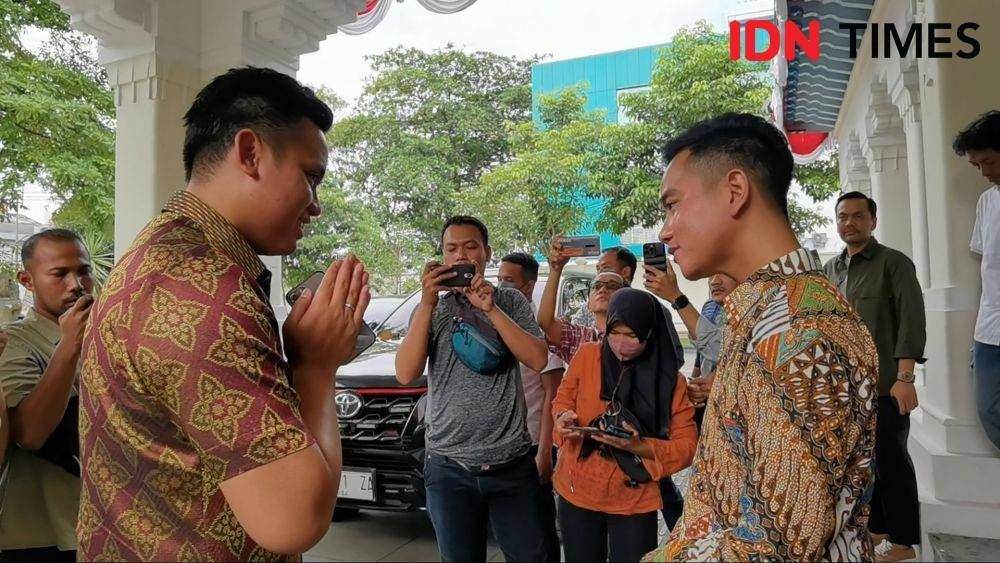 Bupati Kendal Dico bersama Walikota Solo Gibran Rakabuming Raka. (IDN Times/Larasati Rey)