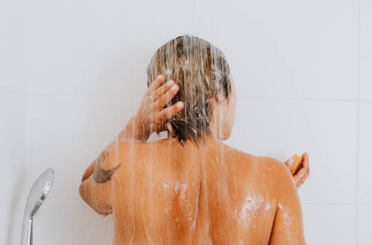 ilustrasi mandi (pexels.com/karolinagrabowska)