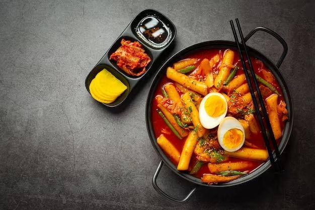 Ilustrasi Tteokbokki makanan Korea (freepik.com/jcomp)