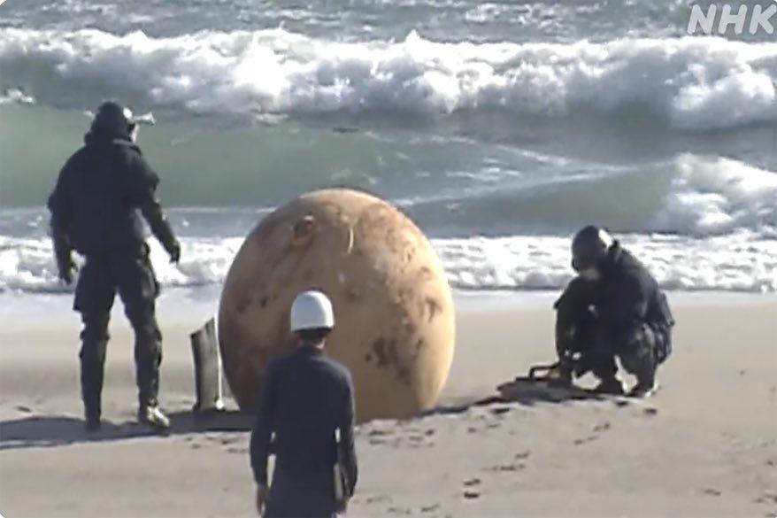 Jepang Geger, Bola Misterius Dragon Ball Terdampar di Pantai