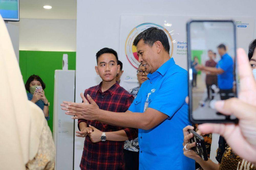 Wali Kota Surakarta Gibran Rakabuming Raka dan Direktur Utama BPJS Ketenagakerjaan Anggoro Eko Cahyo dalam acara Housewarming di kantor cabang Surakarta, 22 Februari 2023. (Dok. BPJAMSOSTEK)