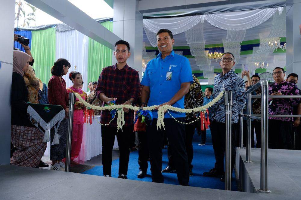 Wali Kota Surakarta Gibran Rakabuming Raka dan Direktur Utama BPJS Ketenagakerjaan Anggoro Eko Cahyo meresmikan kantor BPJS Ketenagakerjaan cabang Surakarta yang menghadirkan wajah baru. (Dok. BPJAMSOSTEK).