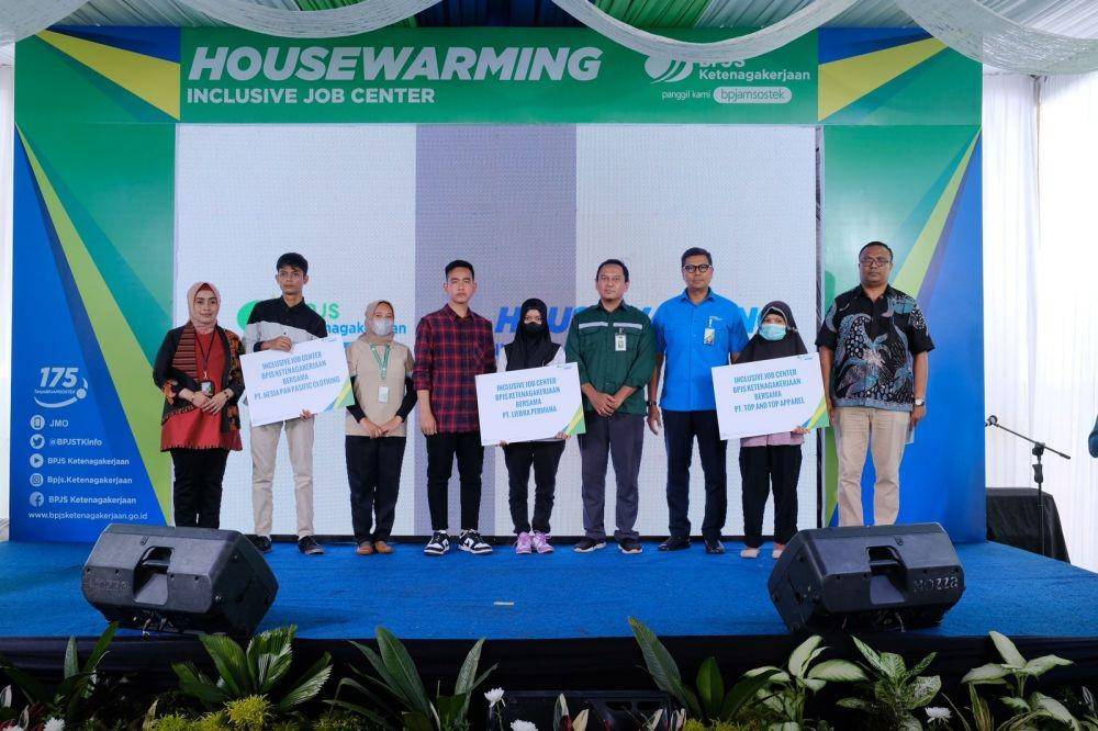 Kegiatan Housewarming di kantor BPJAMSOSTEK Surakarta yang dihadiri Wali Kota Surakarta Gibran Rakabuming Raka dan Direktur Utama BPJS Ketenagakerjaan Anggoro Eko Cahyo. (Dok. BPJAMSOSTEK)