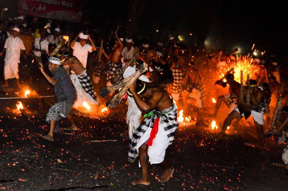 Masyarakat Desa Jasri sedang melaksanakan Terteran. (Desawisatajasri.com)