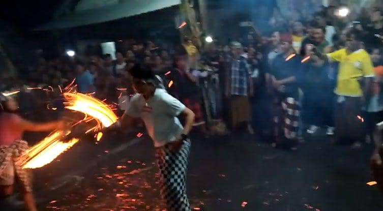 Masyarakat Desa Unggahan sedang melaksanakan perang api . (YouTube.com/Ferdy Official),