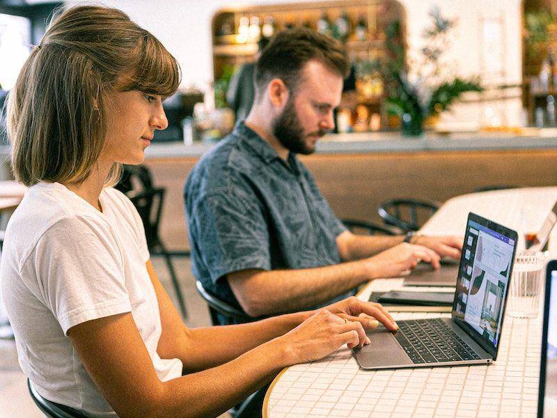 ilustrasi pasangan yang sibuk masing-masing (pexels.com/Canva Studio)