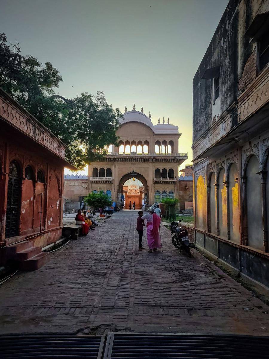 Potret salah satu sudut kota Vrindavan di India (unsplash.com/prasoonn)