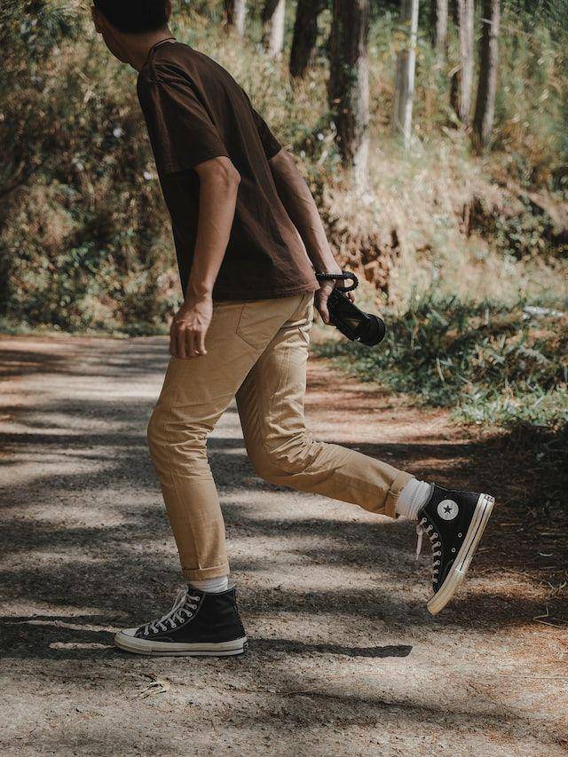 Inspirasi padu padan Converse cowok (unsplash/Quang Vy)