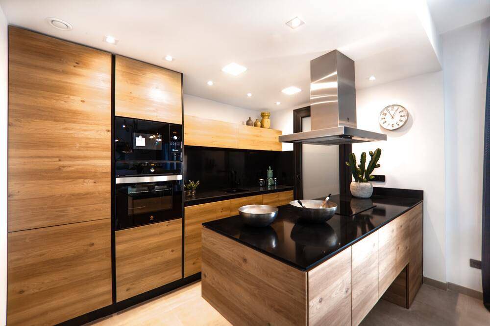 ilustrasi dapur dengan interior bertema kayu (unsplash.com/Ralph (Ravi) Kayden)