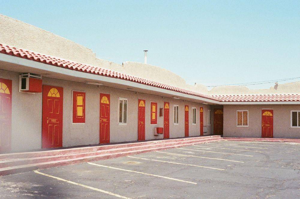 Ilustrasi motel (unsplash.com/@randylaybourne)