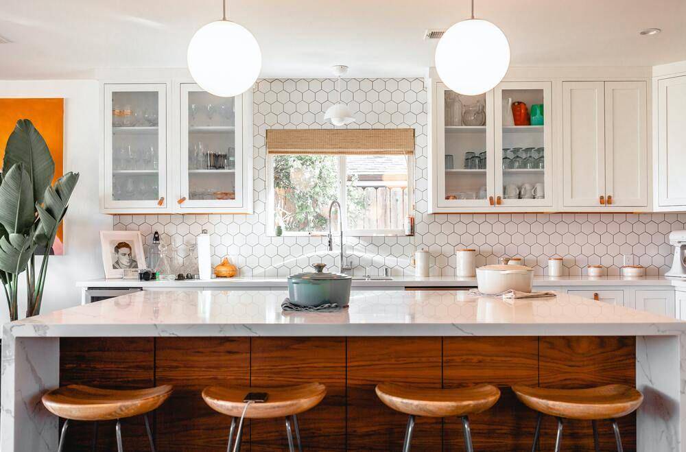 ilustrasi dapur dengan interior bertema kayu (unsplash.com/roam in color)