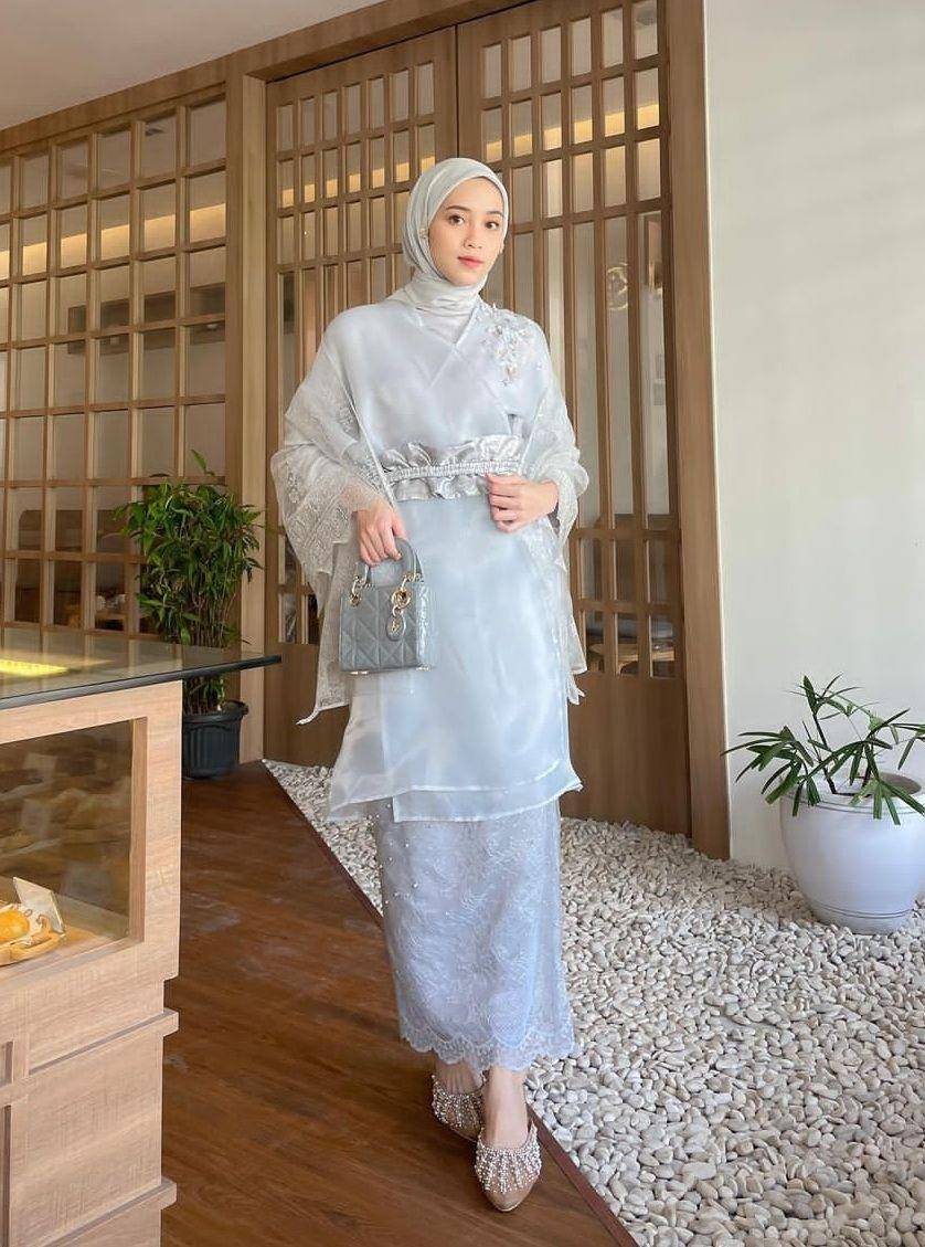 Style kondangan soft pastel (instagram.com/vinamaulina)