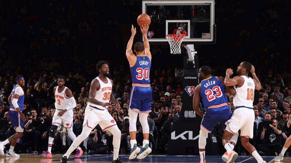 Stephen Curry melakukan tembakan three point ke ring (nba.com)