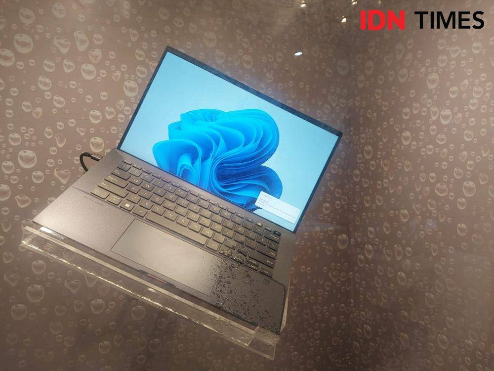 pengujian laptop ASUS menggunakan tetesan air (dok. IDN Times/Fatkhur Rozi)