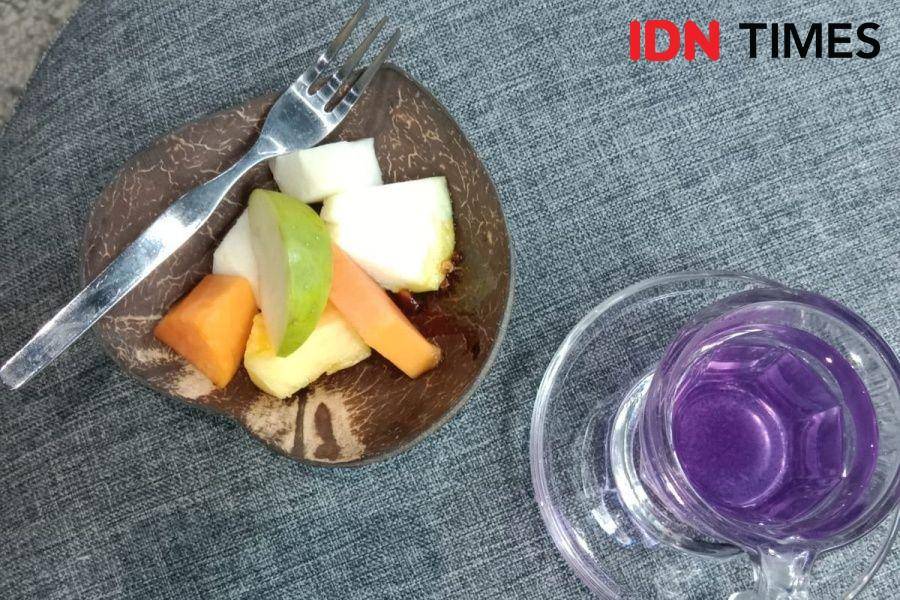 Suguhan rujak dan minuman telang di Nusantics Hub, Jakarta saat dikunjungi pada Rabu (15/2/2023). (IDN Times/Febriyanti Revitasari)