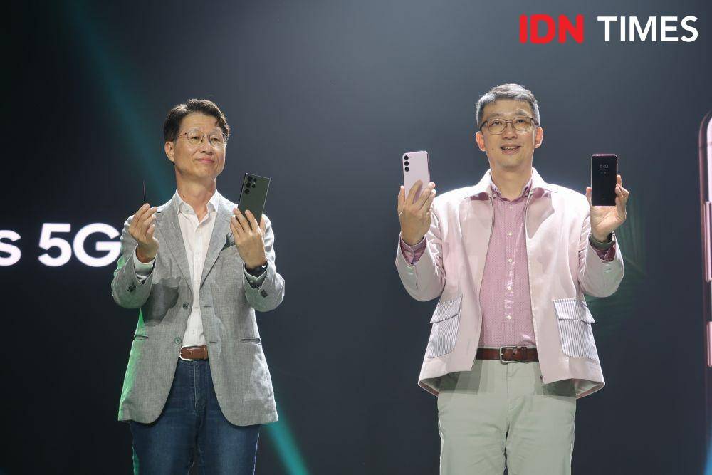 (kiri-kanan) President of Samsung Electronics Indonesia, Simon Lee, dan Head of Mobile Experience Business Samsung Electronics Indonesia, Lo Khing Seng, berpose dengan Samsung Galaxy S23 5G series (IDN Times/Alfonsus Adi Putra)