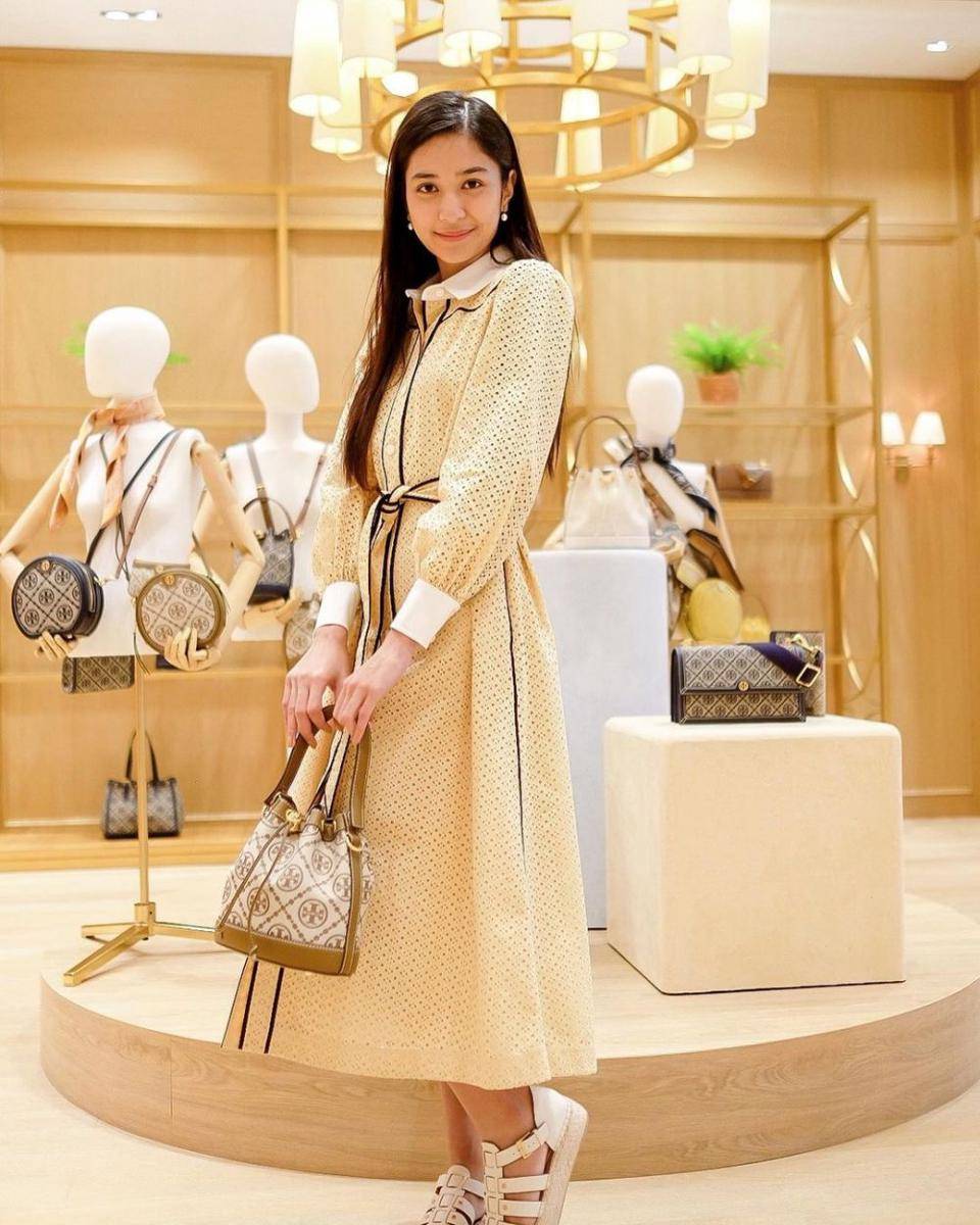 ide dress formal ala Mikha Tambayong (instagram.com/miktambayong)