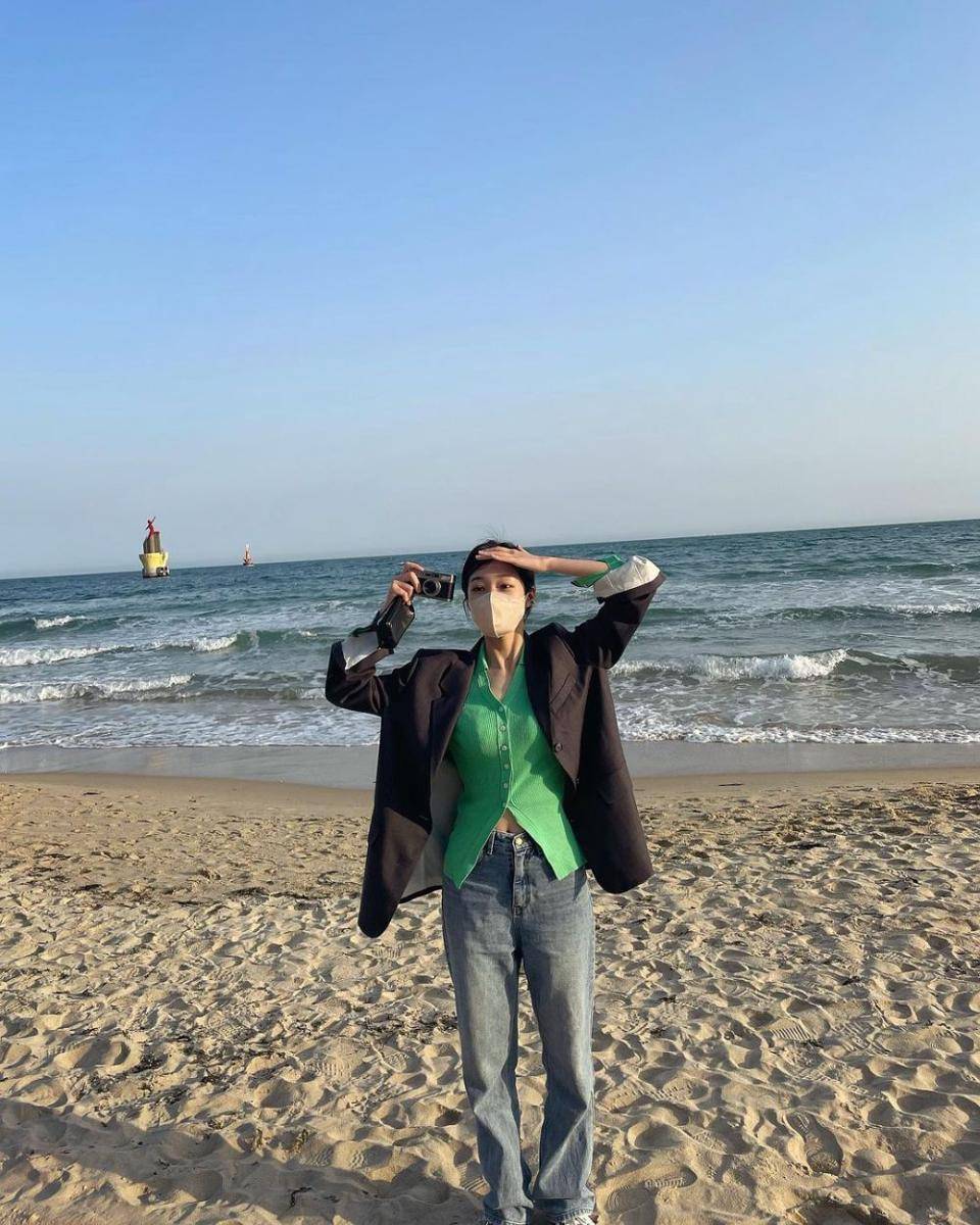 OOTD casual ala Roh Yoon Seo (instagram.com/rohyoonseo)