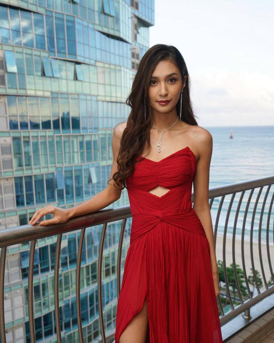 ide dress formal ala Mikha Tambayong (instagram.com/miktambayong)