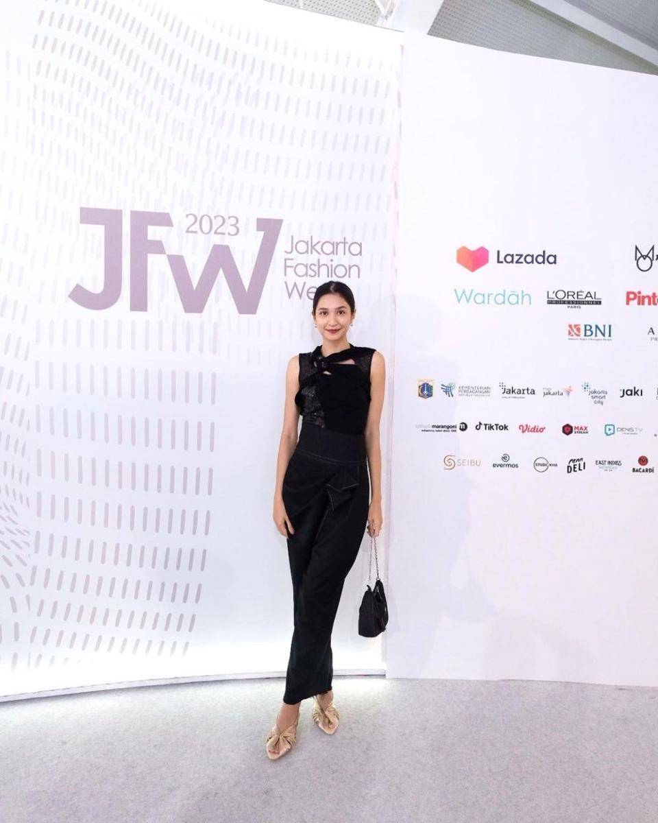 ide dress formal ala Mikha Tambayong (instagram.com/miktambayong)