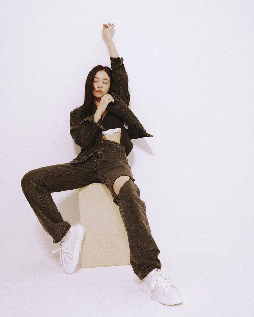 OOTD casual ala Roh Yoon Seo (instagram.com/rohyoonseo)