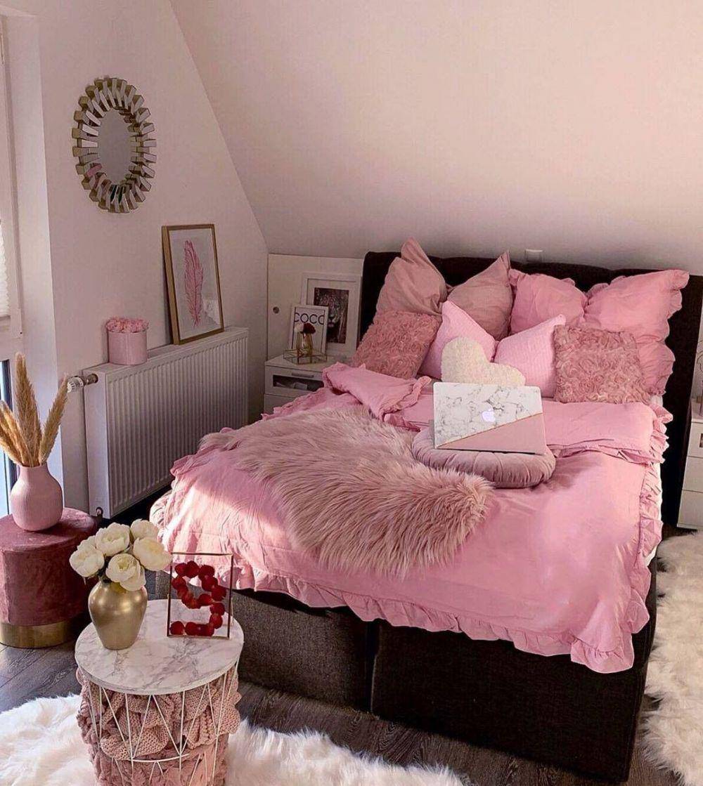 inspirasi kamar tidur bernuansa pink (instagram.com/mybedroomgoals)