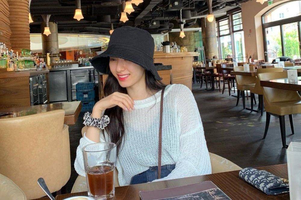 Inspirasi outfit ala Bona WJSN (Instagram.com/bn_95819)