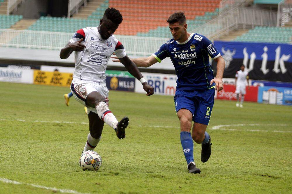 Persib lawan Arema FC di Stadion Pakansari dalam laga LIga 1. (ANTARA FOTO/Yulius Satria Wijaya)