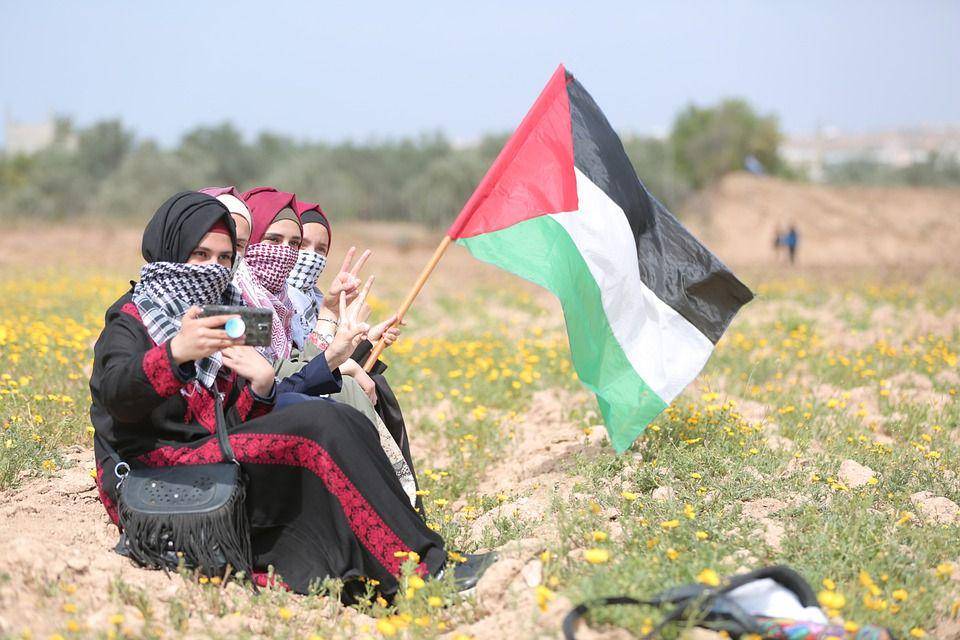 beberapa perempuan memegang bendera Palestina. (pixabay.com/hosny_salah)