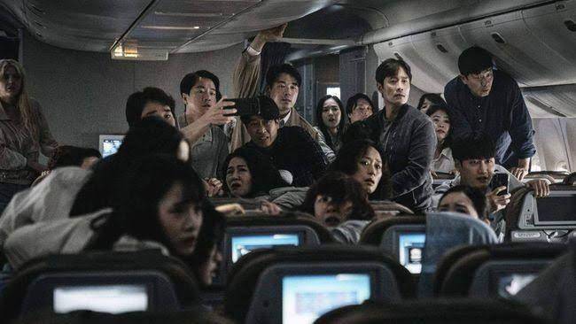 adegan kepanikan penumpang pesawat dalam Emergency Declaration (dok. Wooju Film Co., Ltd.)