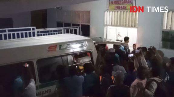 Ratusan massa saat menjemput jenazah EPP di rumah sakit FL Tobing Sibolga (IDNTimes/ Hendra Simanjuntak)