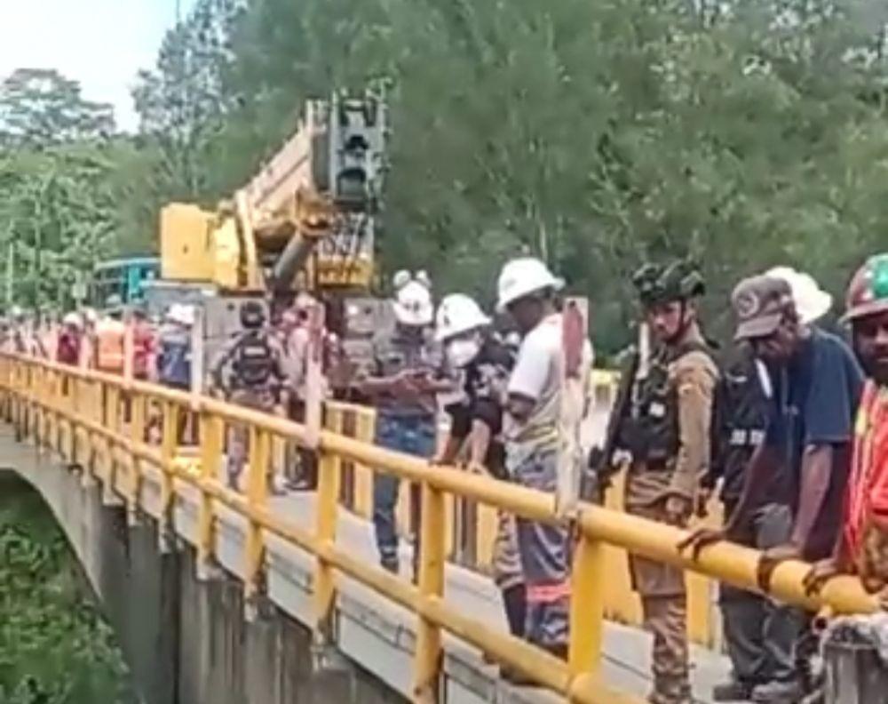 Pipa Konsentrat Freeport Bocor di Mile 34, Warga Langsung Berdatangan
