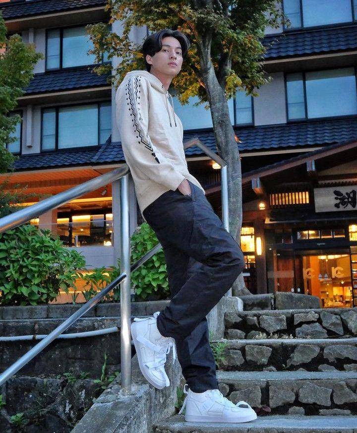 mix and match white sneakers ala Gulf (instagram.com/gulfkanawut)