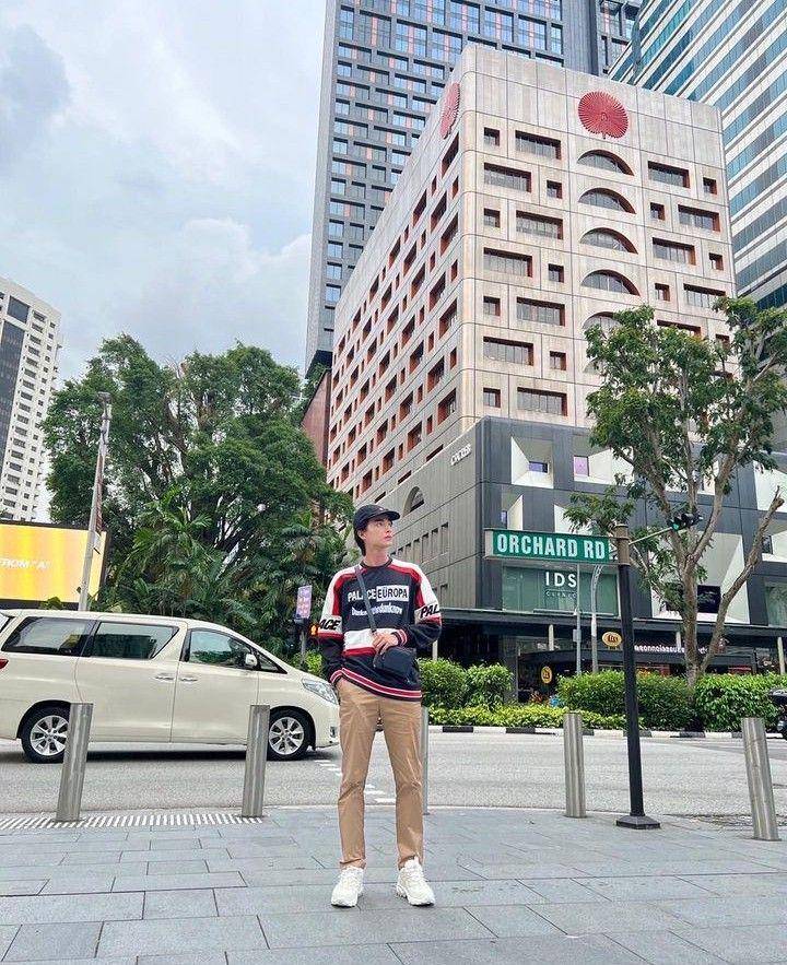 mix and match white sneakers ala Gulf (instagram.com/gulfkanawut)