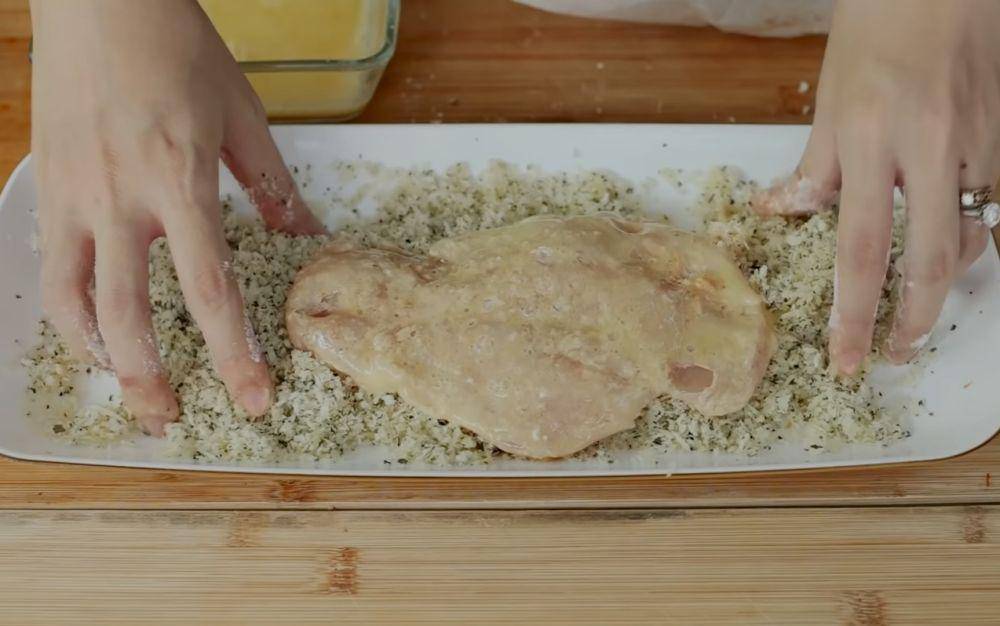 membuat chicken parmigiana (YouTube.com/Devina Hermawan)