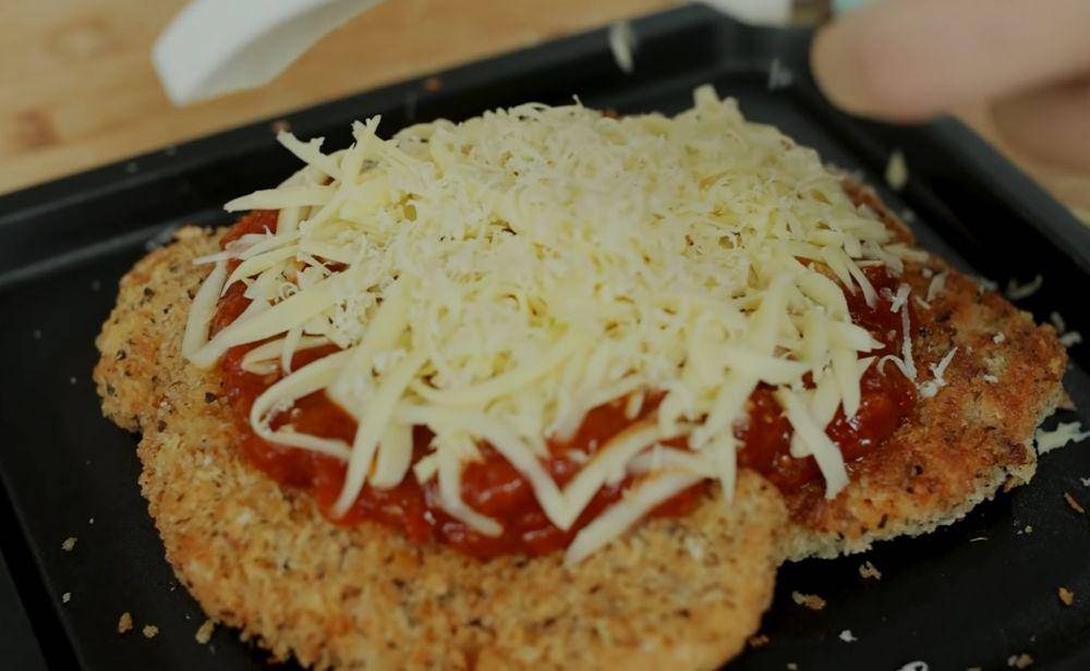 membuat chicken parmigiana (YouTube.com/Devina Hermawan)