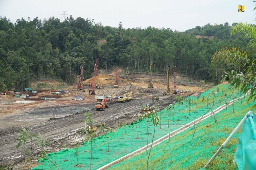 Pembangunan jalan tol menuju ke Kawasan Inti Pusat Pemerintahan (KIPP) Ibu Kota Negara (IKN) Nusantara, Kalimantan Timur (Kaltim). (dok. Kementerian PUPR)