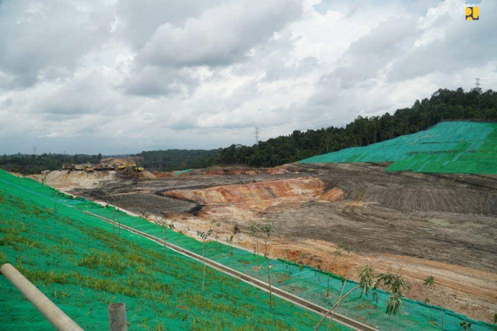 Pembangunan jalan tol menuju ke Kawasan Inti Pusat Pemerintahan (KIPP) Ibu Kota Negara (IKN) Nusantara, Kalimantan Timur (Kaltim). (dok. Kementerian PUPR)