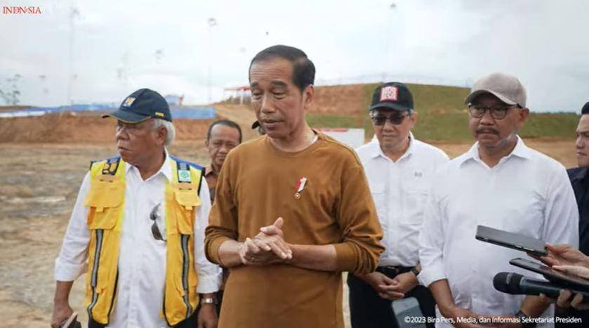 Presiden Joko "Jokowi" Widodo meninjau pembangunan rumah dinas para menteri di lokasi Ibu Kota Negara (IKN) Nusantara, Kamis (23/2/2023). Akun YouTube Sekretariat Presiden