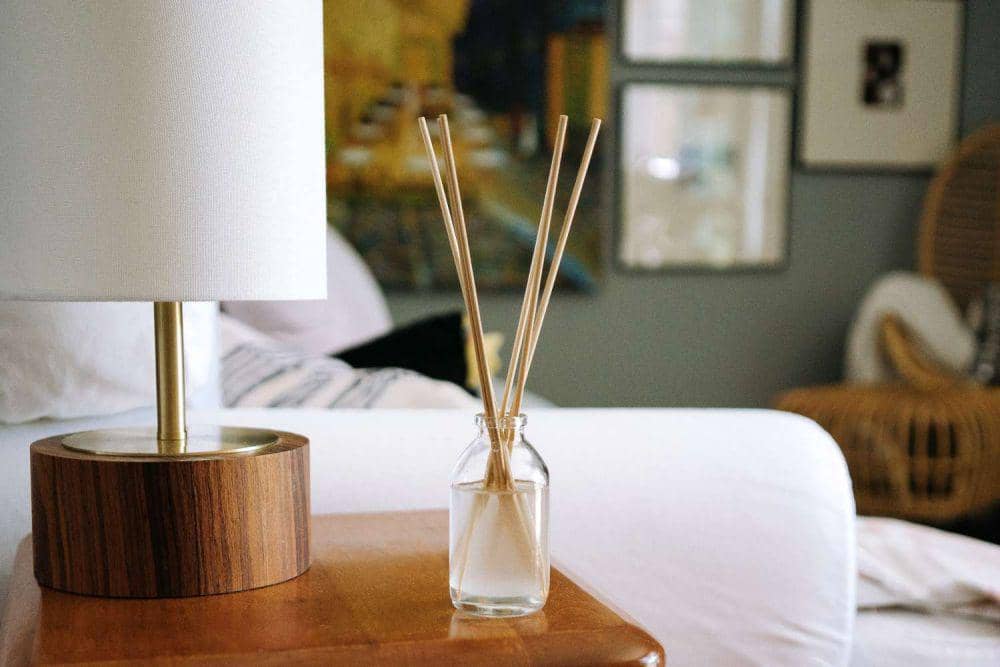 Meletakkan aroma terapi di kamar juga bisa bikin tidur nyenyak. (thespurce.com)