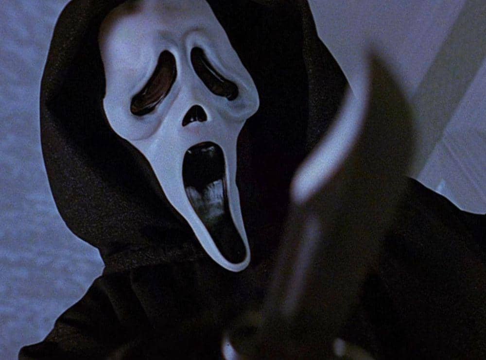 cuplikan adegan orang misterius bertopeng di film Scream (dok. Dimension Films/Scream)