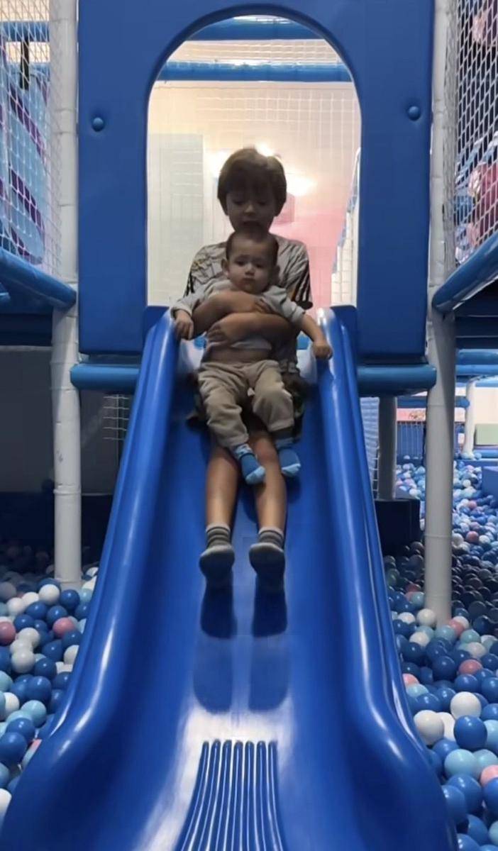 potret El momong baby Don saat main perosotan (instagram.com/inijedar)