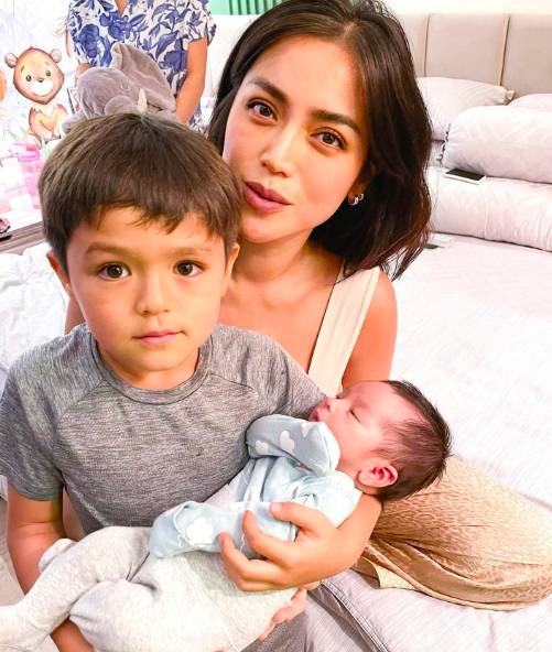 potret El Barack gendong baby Don (instagram.com/alexanderbarackel)
