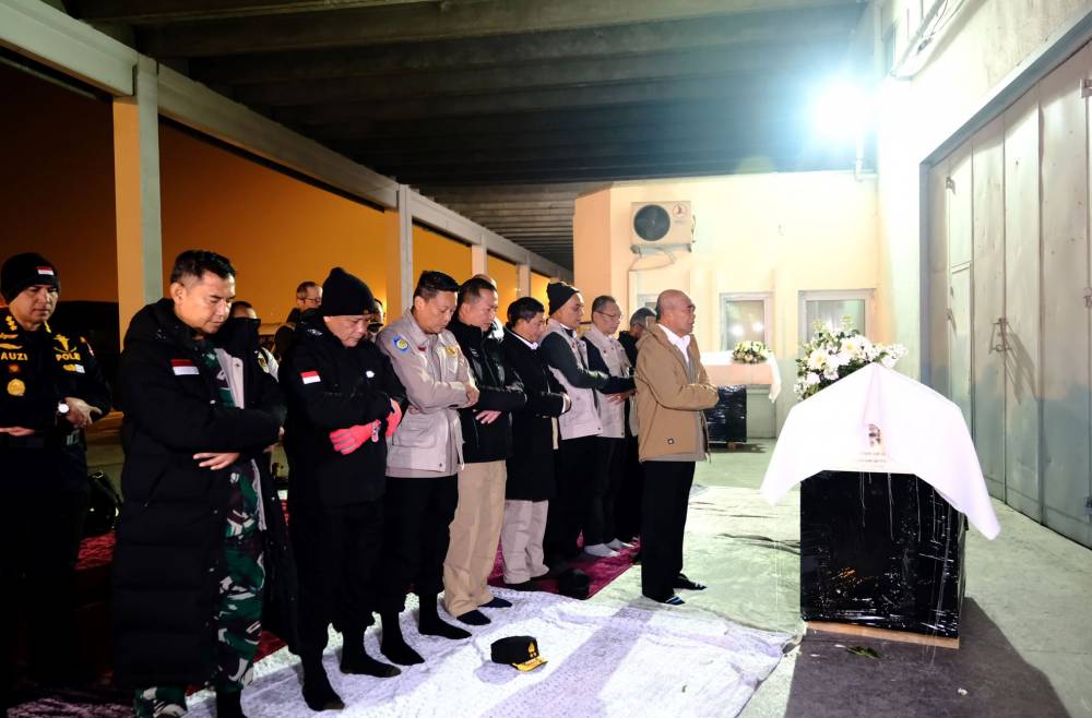 Menko PMK pimpin salat jenazah 1 WNI korban tewas gempa Turki yang beragama Islam. (dok. KBRI Ankara)
