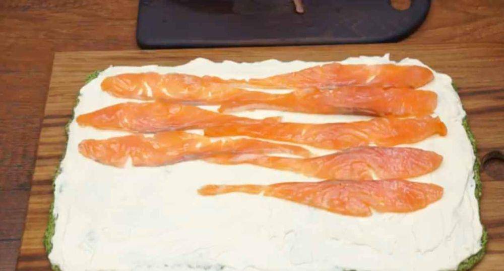 ilustrasi salmon spinac roll (youtube.com/Cooking at home)