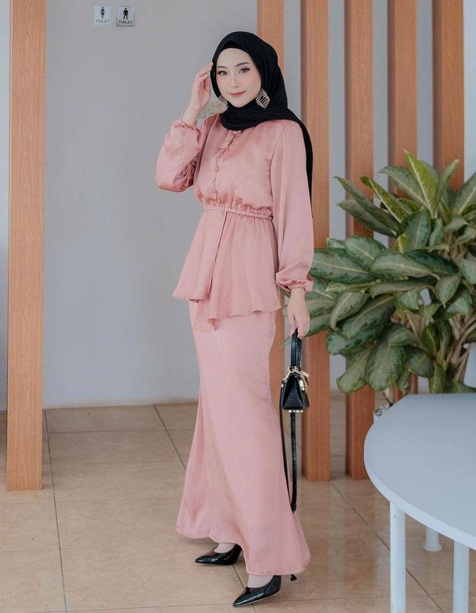 OOTD Kondangan (instagram.com/lailynrhyt)
