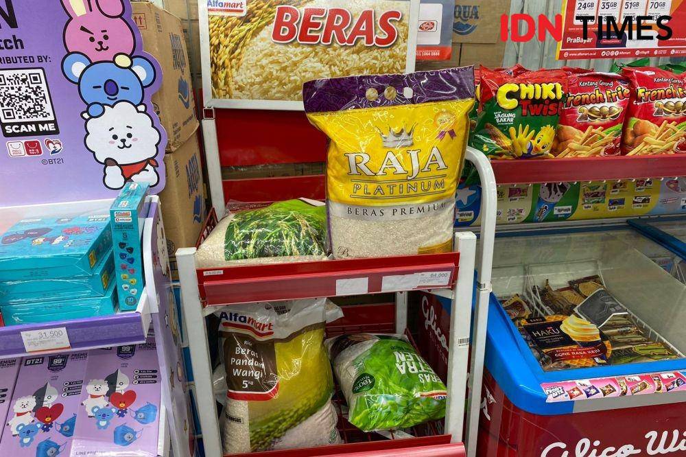 Stok beras kemasan 5 kilogram (kg) di Alfamart Kemanggisan Pulo. (IDN Times/Vadhia Lidyana)